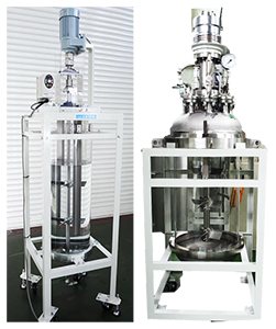 AKICO製 透明容器の撹拌試験装置。羽根形状による混合状態を目視確認する