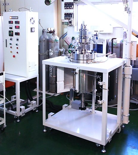 AKICO製 21L 水熱合成反応槽。回転アーム式ウィンチでフタを開閉