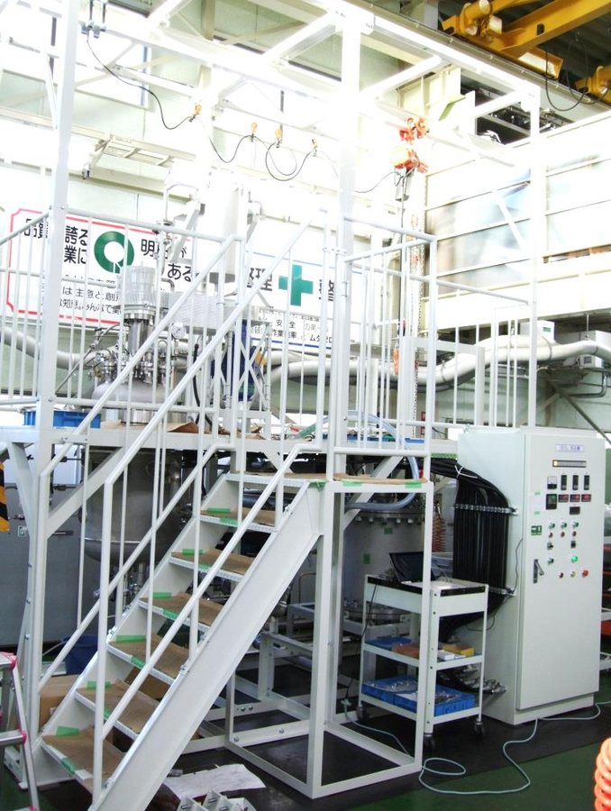 AKICO製 バッチ式ゼオライト生産設備（240℃・3.5MPa）。熱媒供給槽と150L反応槽
