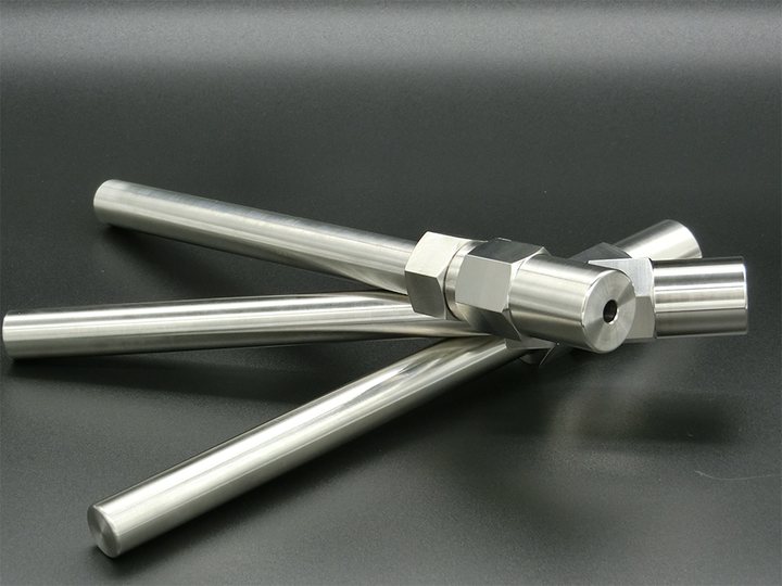 AKICO製 チューブリアクター本体。ガスケット不要構造の500℃・50MPa対応ラボリアクター