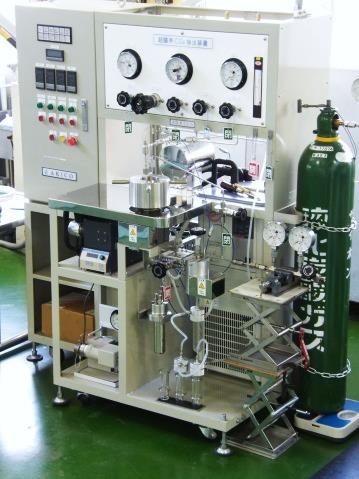 AKICO製 超臨界CO2抽出装置（120℃・40MPa）。クイック開閉式500mL抽出器