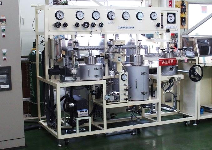 AKICO製 CO2超臨界流体実験装置（150℃・40MPa）。溶解槽1基と抽出器2基