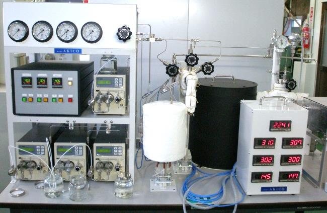 AKICO製 流通式超臨界水試験装置（450℃・35MPa）。卓上省スペース型