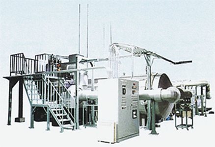 AKICOが設計・製作した生産設備規模の高圧プラント。架台・配管・制御盤まで一括施工