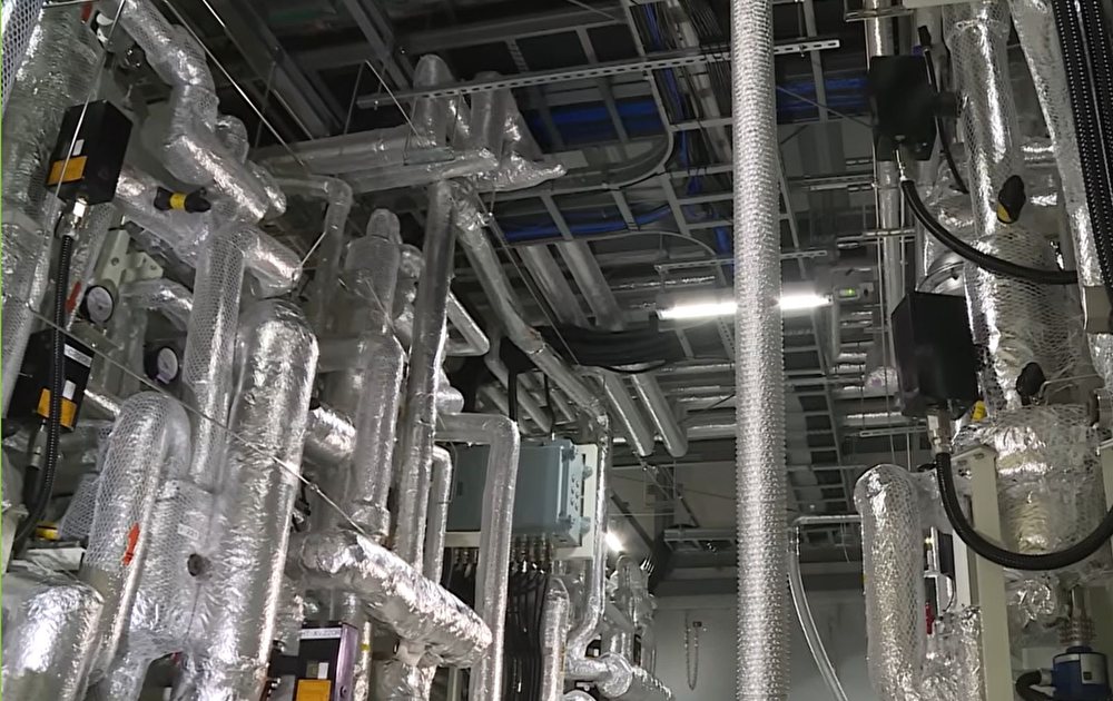 AKICOが設計・製作したCO2原料のプラスチック生産パイロットプラント(2023年納入)の配管・保温施工